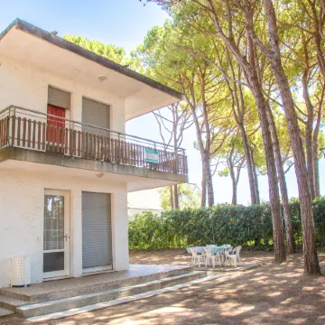 Spacious first-floor flat near the beach