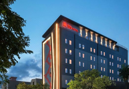 2. 이비스 수라바야..