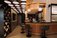 Max Brown Downtown, part of Sircle Collection - bar