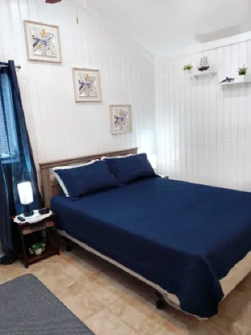 Elegant Island Escape – Private Patio, A/C & Wine Hotels in 