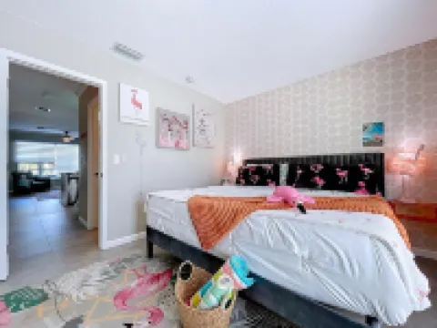 Beautiful canal front unit!See manatees playing from your living room.Cabana #12