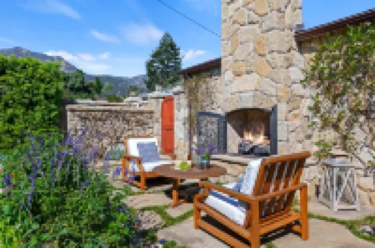 Luxurious Pool and Mountain Views - Stunning Retreat