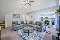 Pet-friendly 3BR w Porch & Grill Weekday Deals! - 3-stjärniga