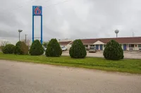 Motel 6 Madisonville, TX - parking