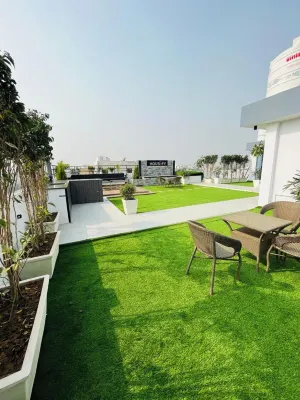 Skyline Retreat by Housiify Hotels in 