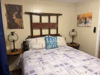 Lazy H Cabin Hyer Retreats LLC.  Sleep Eat and Fish!! on the 81Mkr Warsaw MO 本頓縣酒店