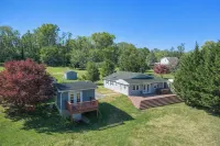 New River Riverfront , Hot Tub & Canoes, Trophy Muskie Fishing , Near VT