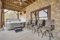 210-acre Cabin w/ Trails & Hot Tub in Tuscumbia! - Homestays