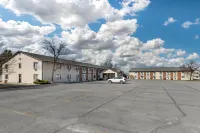 Quality Inn & Suites Ottumwa North - parking