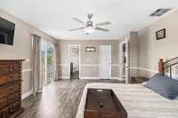 Florida Life on the water with game room, heated pool, kayaks +Pet friendly!!