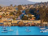 456 Embarcadero Inn & Suites