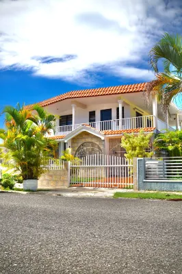 Authentic Local Stay · 3 min to Beach · 2B · AC - balcony