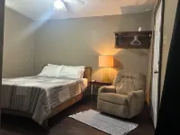 The Raccoons Den in the quaint Village of Aurora  호텔