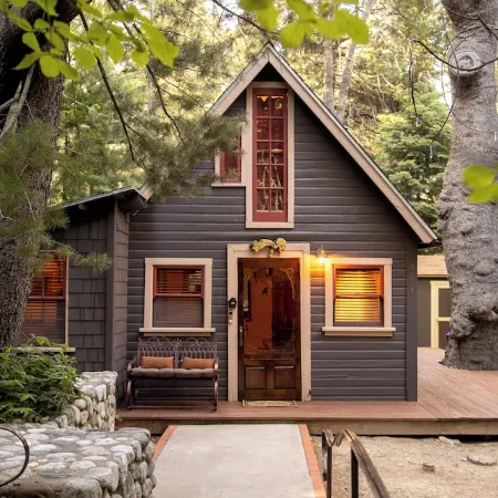 Fairytale Themed Secluded Cabin- Pets ok, King Bed, Fast Wi-Fi!
