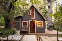 Fairytale Themed Secluded Cabin- Pets ok, King Bed, Fast Wi-Fi!