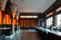 เดอะ สแทรทแฮลลัน โรเชสเตอร์ โรงแรม แอนด์ สปา, เทปเปสตรี บาย ฮิลตัน - ที่มีบาร์