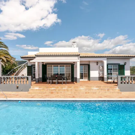 Charming villa with 3 bedrooms and sea view