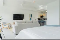Sol a 6th-Floor High-Rise Studio Panoramic Ocean Views Walk to Town - 4-Star