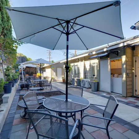 4 Mi to Old Pasadena: Walkable Studio