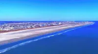 Condo with pool 1 block from beach and boardwalk! - 3 stjerner