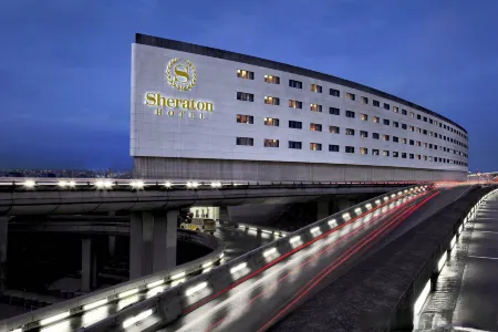 Sheraton Paris Charles de Gaulle Airport Hotel Отели рядом с достопримечательностью «Fresque "Abri bus 2"»