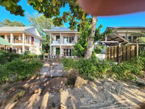 La Digue Luxury Beach Bungalow