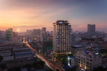 Courtyard by Marriott Phnom Penh Отели рядом с достопримечательностью «Статуя короля отца Нородома Сиханука»