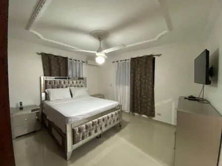 1DR Charming 3-Bedroom Retreat Santo Domingo Отели рядом с достопримечательностью «Iglesia Evangelica Metodista Libre Vista Bella 3ra»