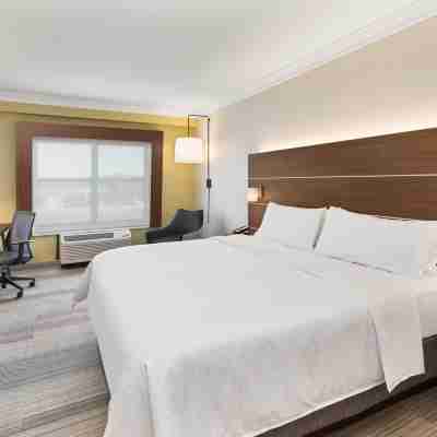 Holiday Inn Express & Suites Byron Rooms