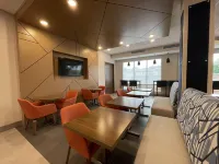 Holiday Inn Express & Suites FT. SMITH - AIRPORT by IHG - breakfast