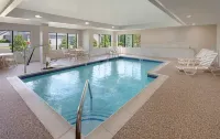 Holiday Inn Express & Suites BRADLEY AIRPORT by IHG - piscina