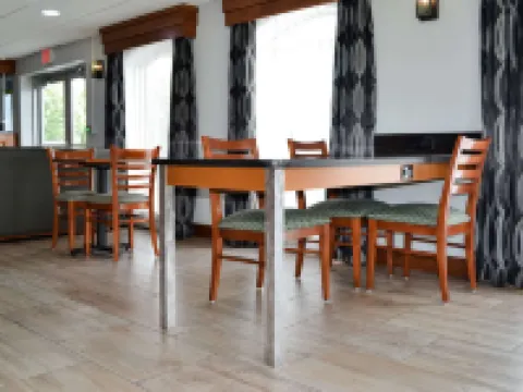 鮑靈格林北貝斯特韋斯特SureStay酒店 沃倫縣酒店