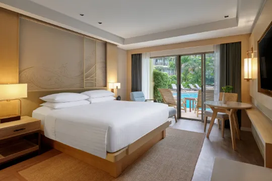 พรีเมียร์เชื่อมกับสระว่ายน้ำเตียงคิงไซส์