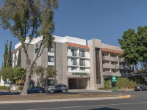 グリーンツリー イン & スイーツ アルハンブラ アルハンブラのホテル