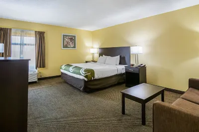 Quality Inn & Suites Greensburg I-74 فنادق في Decatur County