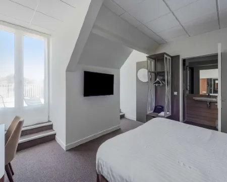 กองปานีล ไพรม์ - ชาร์เทร เซ็นเตอร์ การ์ กาเธดราล โรงแรมในชาทร์