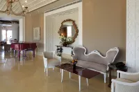 Warwick Palm Beach Hotels in Aarbaniye