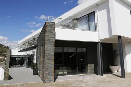 LBV House Hotel Отели в г. Говайнш-ду-Дору