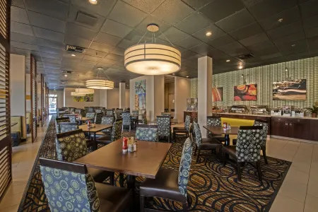 Clarion Hotel Anaheim Resort Отели рядом с достопримечательностью «Луигис Ролликин Роудстерс»