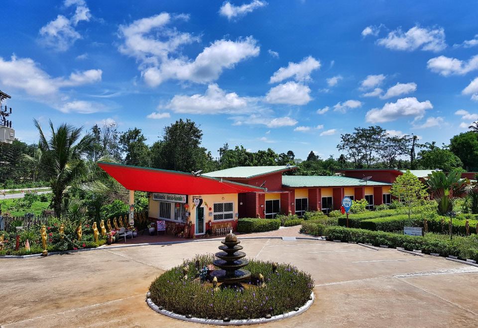 발리 부티크 호텔 수랏타니의 세련된 인테리어와 정원 풍경