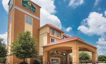 Comfort Inn & Suites Near Six Flags & Medical Center