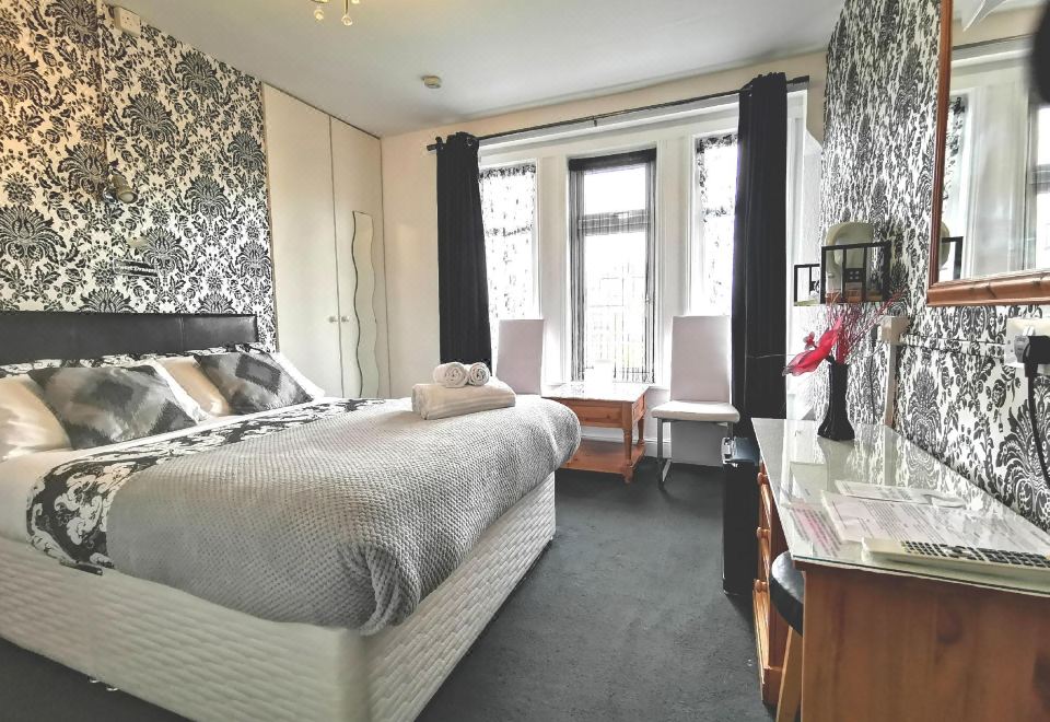 3. 더 이스트레이..