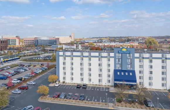 大學大道東南戴斯酒店