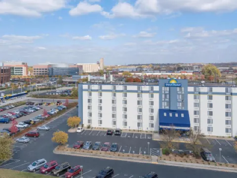 Days Hotel by Wyndham University Ave SE Hotels in 