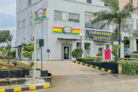 RedLiving Apartemen Green Lake View Cimanggis - Win Property Отели рядом с достопримечательностью «Gunadarma University F6»