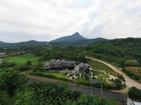 Wuzhishan Minglanshe Отели рядом с достопримечательностью «Tropic Rain Forest Scenery Spot of Five Finger Mountain»