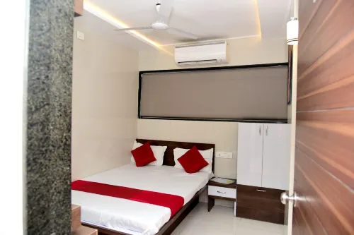 Nivant Lodge Hotels in Solapur