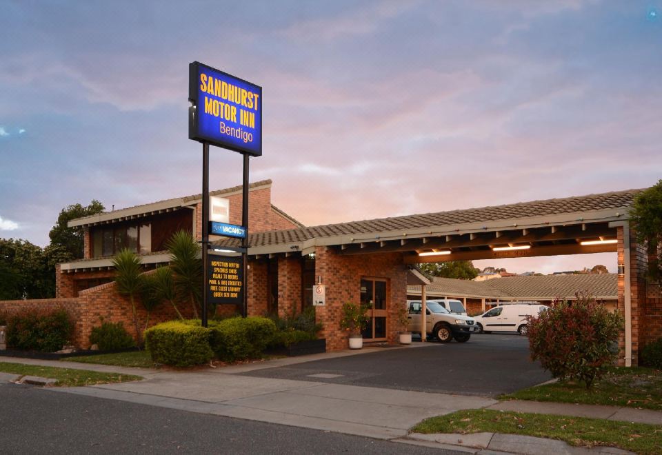 "a large brick building with a blue sign that reads "" travelodge motel "" prominently displayed on it" at Sandhurst Motor Inn Bendigo