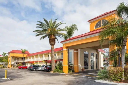 Days Inn & Suites by Wyndham Port Richey Отели в г. Байонет-Пойнт