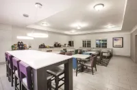 La Quinta Inn & Suites by Wyndham Mansfield TX - breakfast